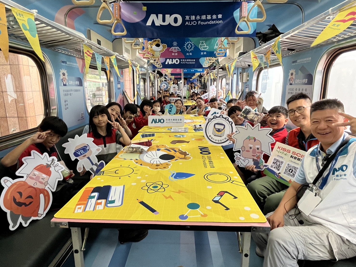 DB真人永續基金會參與「臺灣科普環島列車」，設計基礎科學車廂課程，以「淨零碳排和永續能源」為主題，讓學生透過創意實驗認識淨零知識，以及思考生活中的減碳行為