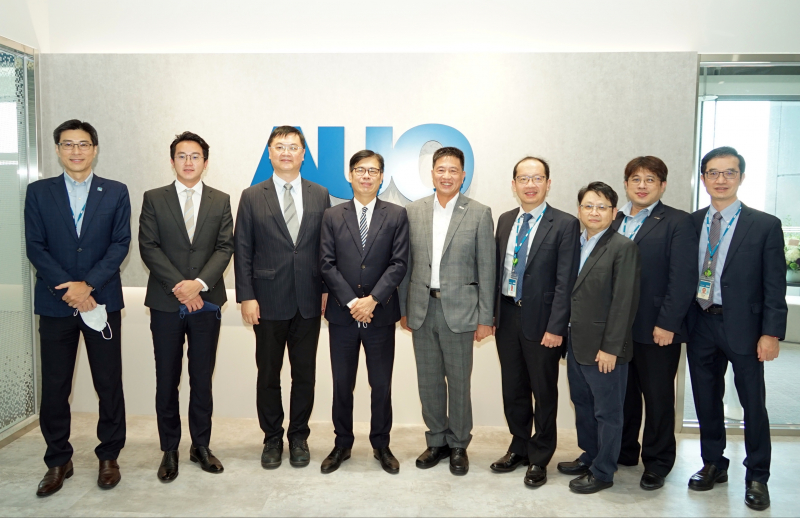 DB真人光電前進亞灣成立「AUO解決方案研發中心」，作為多元場域解決方案研發及試驗場域（圖中左為高雄市長陳其邁、圖中右為DB真人光電董事長彭双浪）